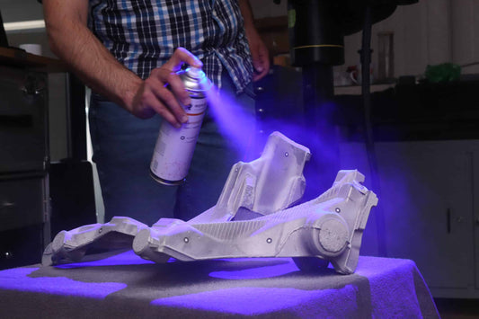 REFLECON Tarnish 90 – Permanentes Mattierungsmittel schnelltrocknend wird auf 3D-Objekt aufgetragen.