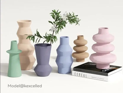 Kexcelled THE K5 PETG M – Mattes PETG-Filament displayed in decorative vases with varying colors and designs.