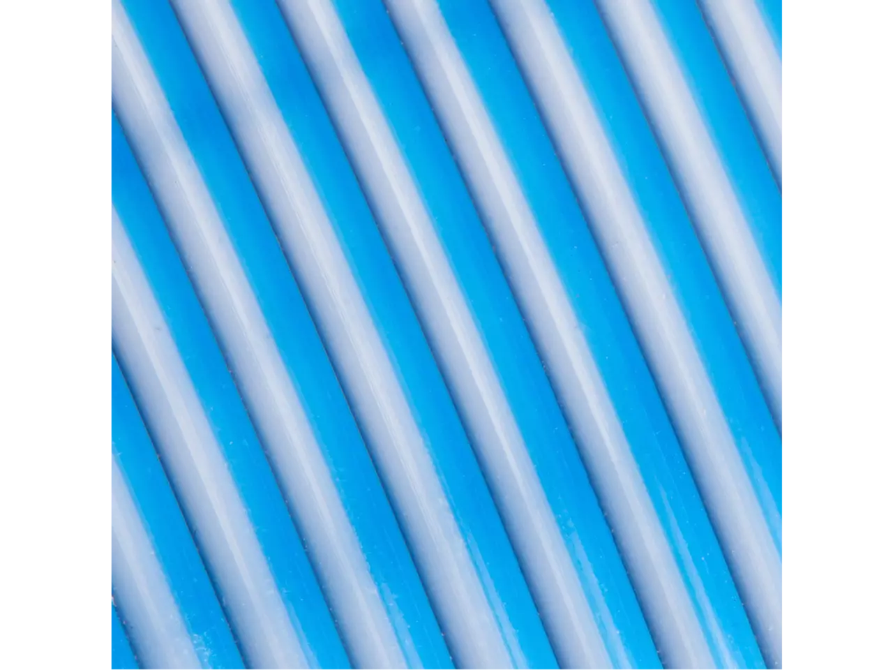 Detailaufnahme des Polymaker Panchroma PLA Dual Silk Filaments in Beluga-Farbe auf blauer Oberfläche.