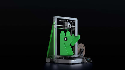 Creality Ender-3 V3 Plus 3D Drucker – CoreXZ, 300³ mit grünem Druckkopf und Spule auf schwarzem Hintergrund.
