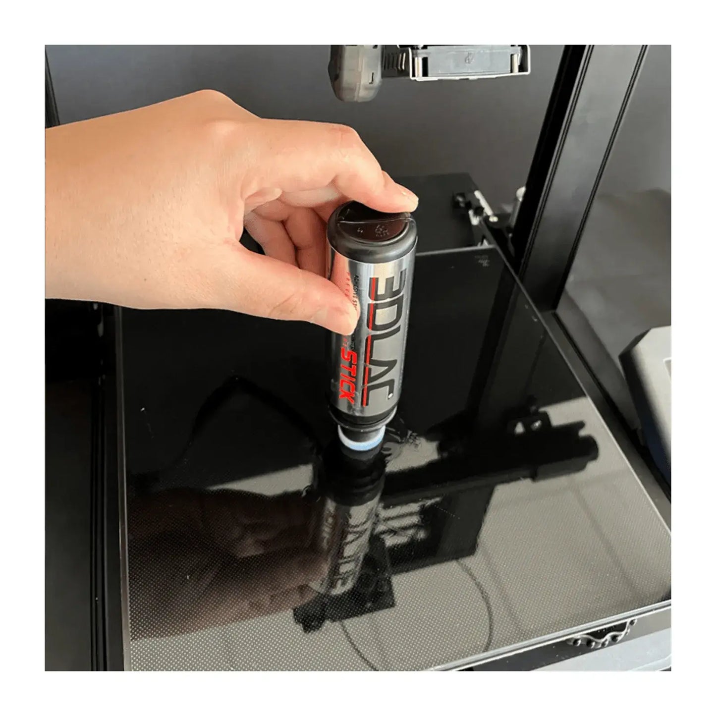 3DLAC Stick 80 ml – Haftstift für 3D-Druck in Anwendung auf einem 3D-Drucker-Bett.