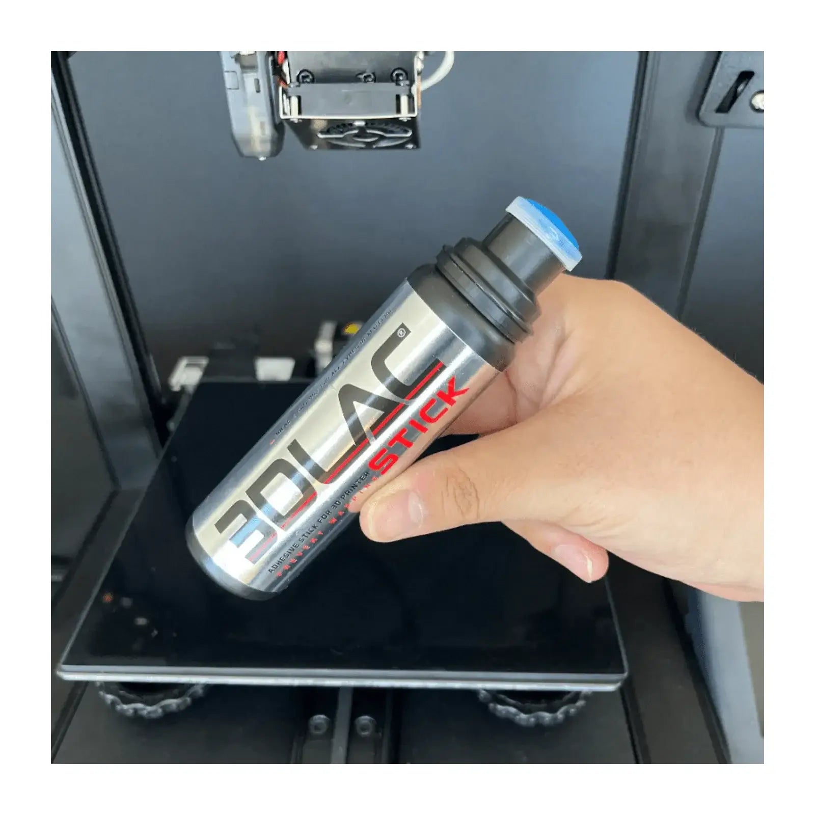 3DLAC Stick 80 ml – Haftstift für 3D-Druck in Hand gehalten, bereit zur Anwendung auf 3D-Drucker.