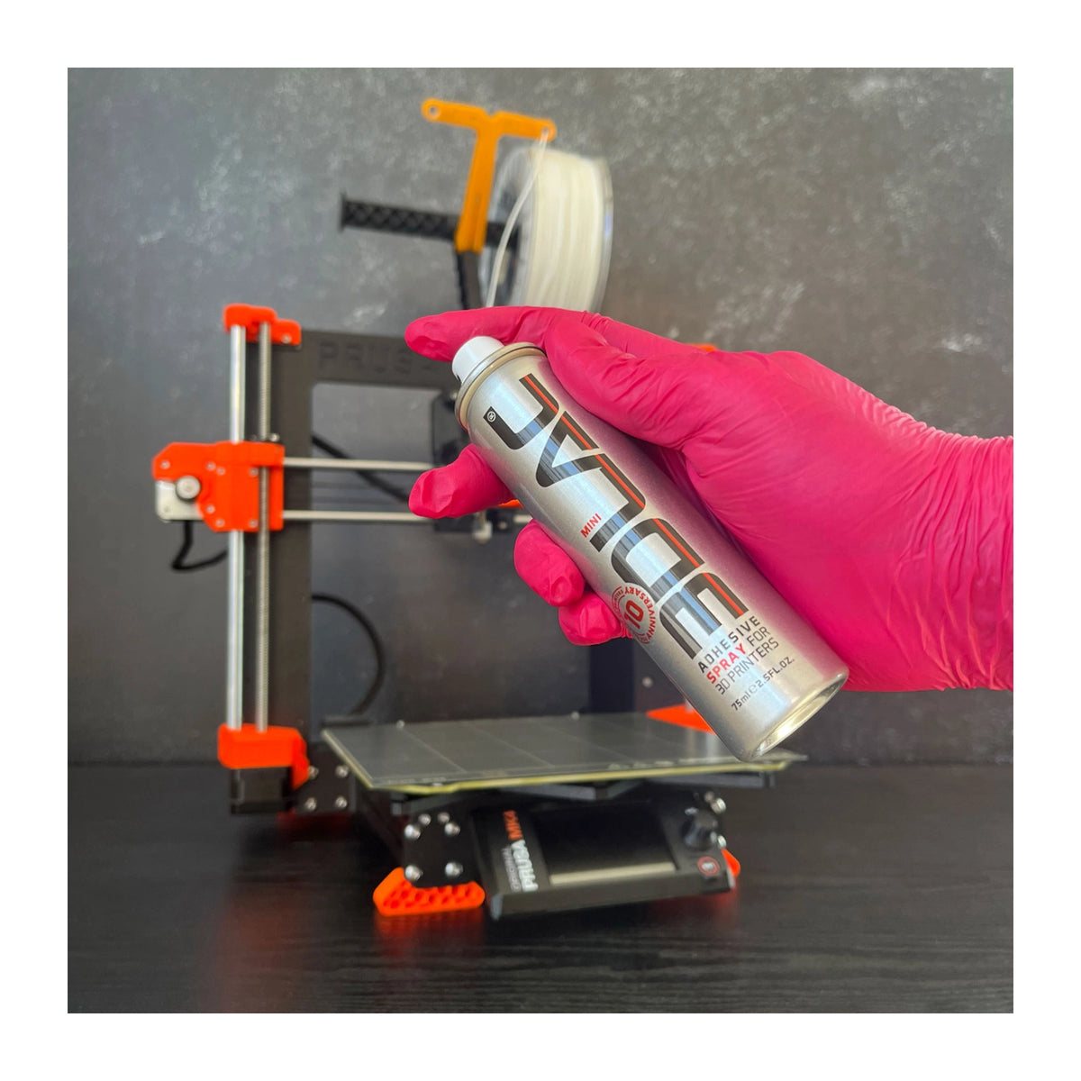 3DLAC MINI Spray 75 ml: Haftspray wird mit pinkem Handschuh auf das Druckbett aufgetragen