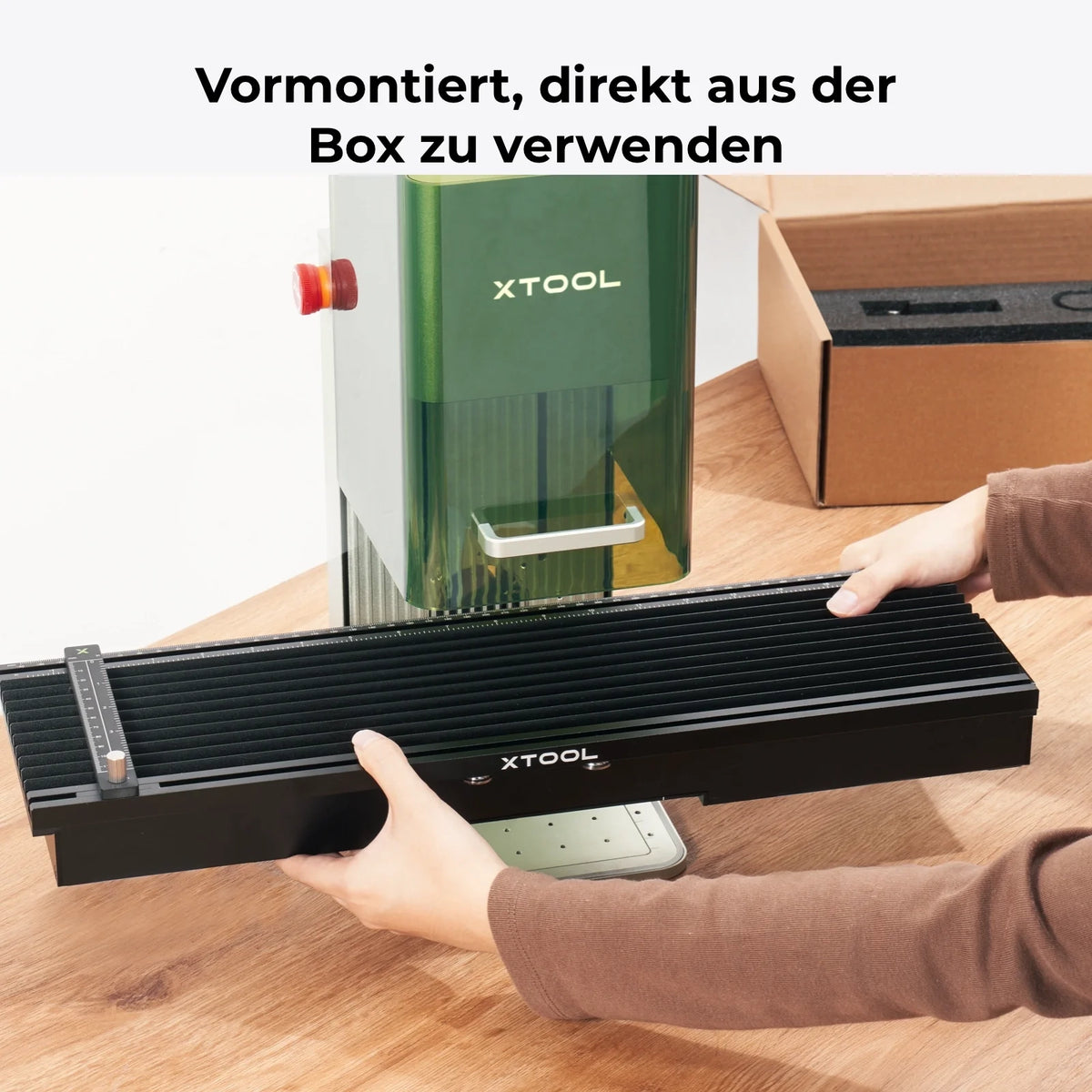 xTool F1 Slide Extension mit Lasergravierer beim Auspacken aus dem Karton