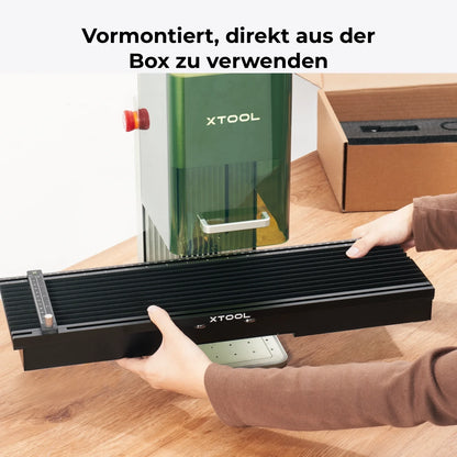 xTool F1 Slide Extension mit Lasergravierer beim Auspacken aus dem Karton