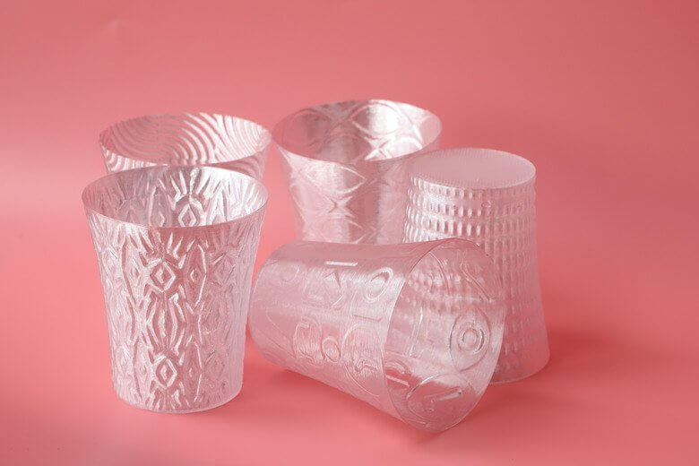 Kexcelled THE K6 PETG – Lebensmittelkontakt & Hochtemperatur, transparente, gemusterte PETG-Becher auf rosa Hintergrund.
