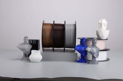 Kexcelled THE K5 PLA – Universelles FDM-Filament auf Spulen neben 3D-gedruckten Objekten, ideal für vielseitige Druckprojekte.