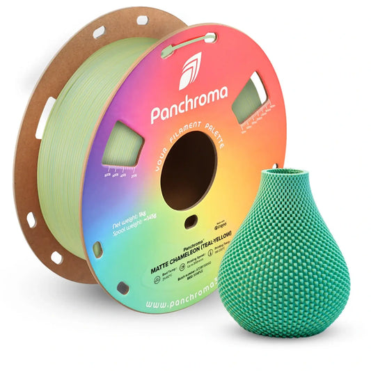 Polymaker Panchroma PLA Mattfilament auf einer Spule mit grünem, strukturiertem 3D-Druckobjekt.