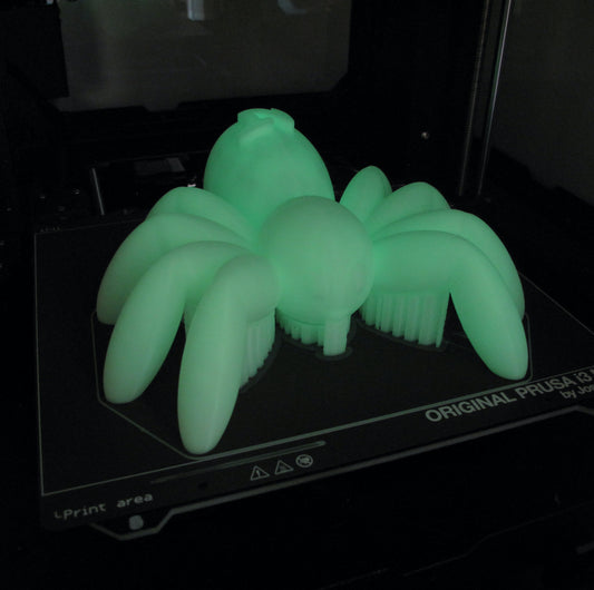 Polymaker Panchroma Glow PLA Filament: Nachleuchtende gedruckte Spinne in Grün auf einem Druckbett