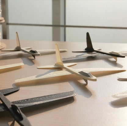 Polymaker PolyLite LW-PLA das leichte PLA Filament Modelle von 3D-gedruckten Flugzeugen auf einem Tisch.