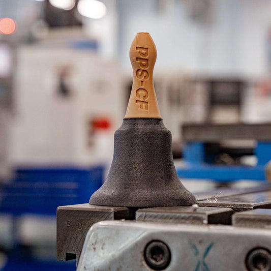 Polymaker Fiberon PPS-CF10 3D-gedrucktes Objekt aus PPS-CF auf Maschinenoberfläche