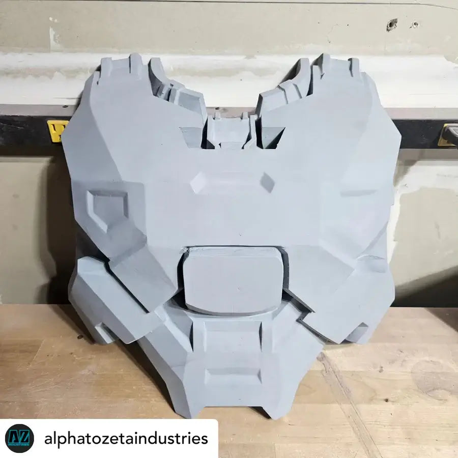 Polymaker PolyLite CosPLA – Kopfteil eines Cosplay-Kostüms in grauer Farbe.
