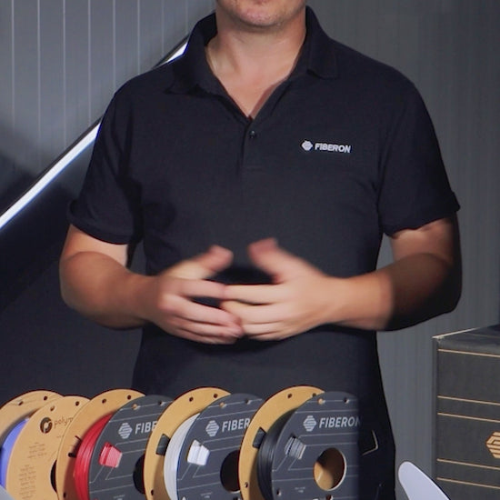Polymaker Fiberon PET-GF15 – Glasfaserverstärktes PET-Filament Produktpräsentation mit verschiedenen Filamentrollen