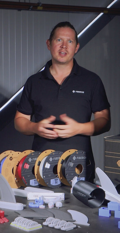Polymaker Fiberon PET-GF15 – Glasfaserverstärktes PET-Filament Produktpräsentation mit verschiedenen Filamentrollen