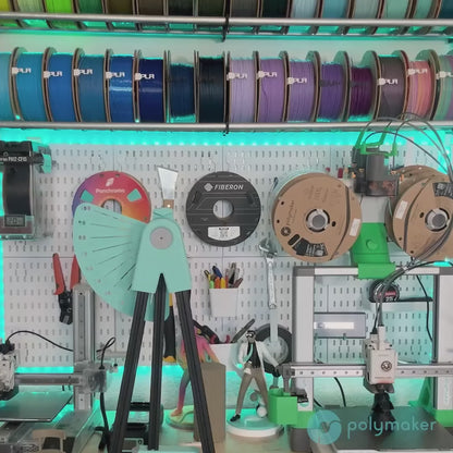 Polymaker PolyLite CosPLA – PLA-Filament für Cosplay in einer kreativen Druckerwerkstatt.