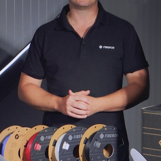 Polymaker Fiberon PET-GF15 – Glasfaserverstärktes PET-Filament mit Produktpräsentation und technischen Materialien.