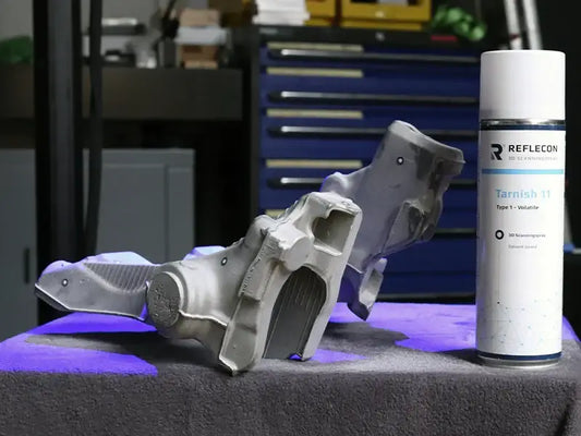 REFLECON Tarnish 11 – Sublimierendes Mattierungsmittel neben einem bearbeiteten 3D-Objekt auf einem Tisch.